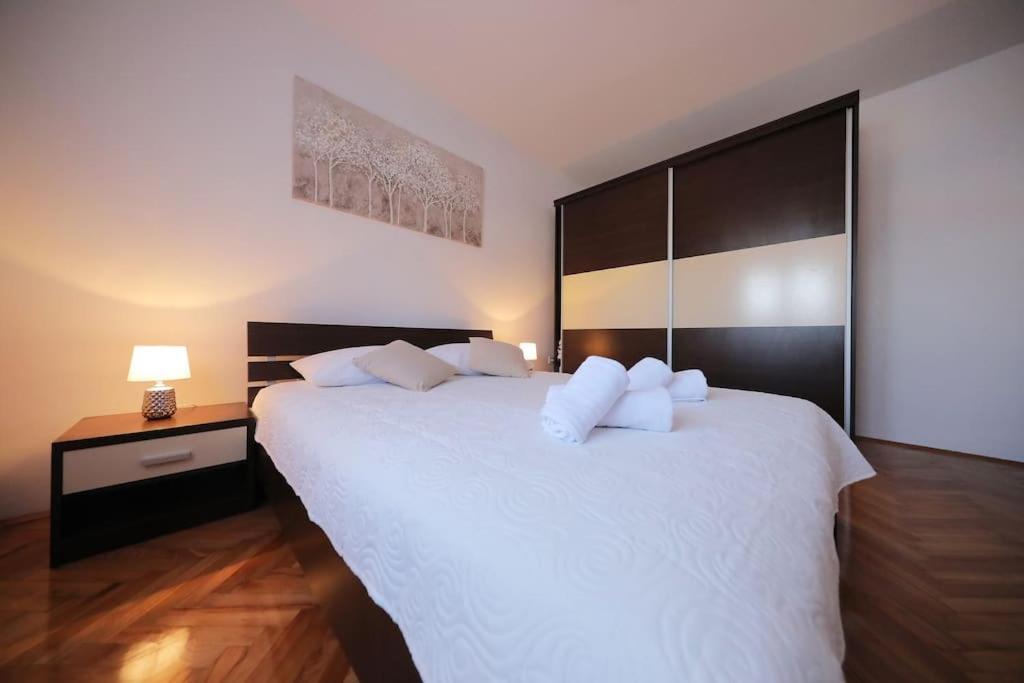 Luxury Apartment Petra With Private Pool 扎达尔 外观 照片