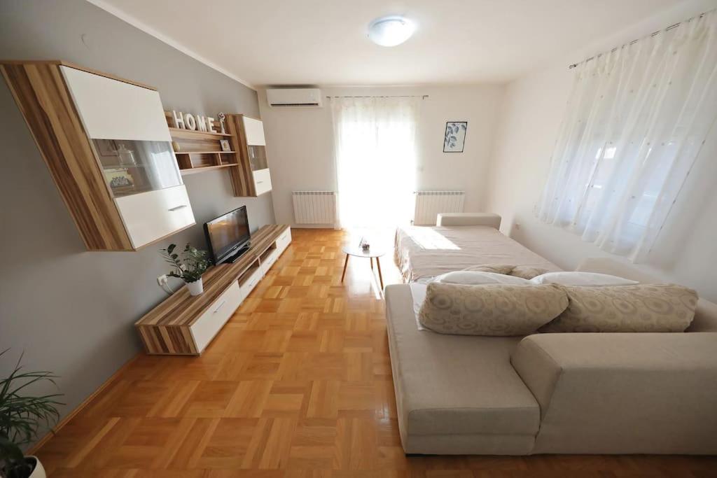 Luxury Apartment Petra With Private Pool 扎达尔 外观 照片
