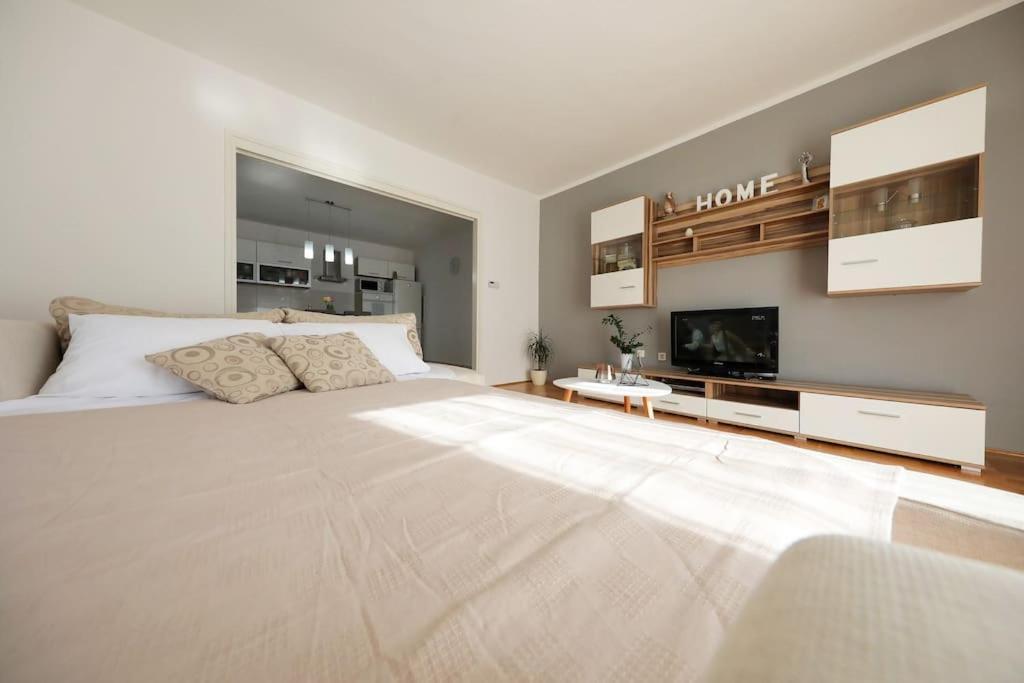Luxury Apartment Petra With Private Pool 扎达尔 外观 照片